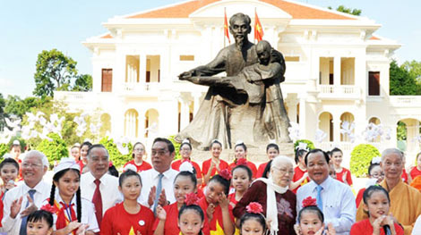 TPHCM: Cung thỉnh tượng 'Bác Hồ với Thiếu nhi' về Nhà Thiếu nhi Thành phố