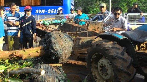 Máy cày bị lật trong lúc đổ đèo, tài xế tử vong