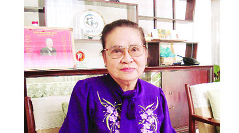 Trao Huy hiệu 70 năm tuổi Đảng tặng đồng chí Nguyễn Thị Vân