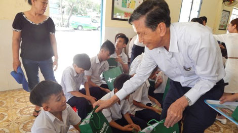 Khám bệnh miễn phí và tặng quà hàng trăm trẻ em khuyết tật, mồ côi