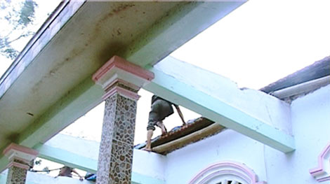 Lốc xoáy làm tốc mái, hư hại hàng chục nhà dân ở Thừa Thiên - Huế