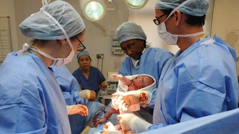 Sản phụ tử vong sau khi mổ sinh đôi 2 bé gái