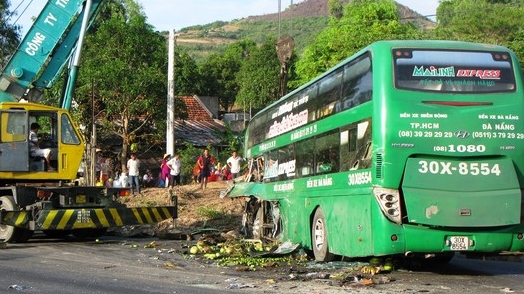 Vượt xe tải, ôtô khách tông hai vợ chồng tử nạn