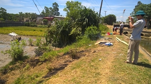 Người đàn ông bị điện giật chết khi đi cày