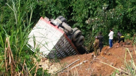 Xe tải rơi xuống vực bốc cháy, 4 người nguy kịch