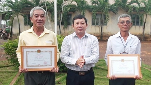 Khen thưởng 2 ngư dân cứu 6 người bị lật thuyền trên hồ Trị An