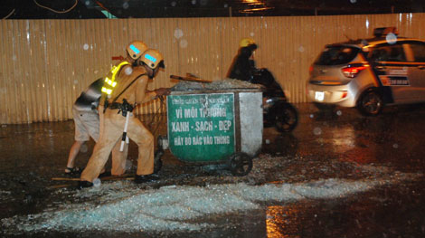 Cảnh sát giao thông dọn kính vỡ, giúp dân lưu thông an toàn