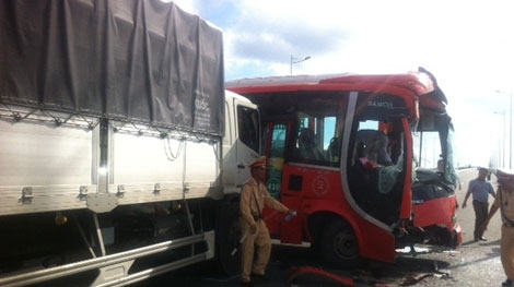 5 ô tô đâm liên hoàn trên cao tốc, 13 người bị thương