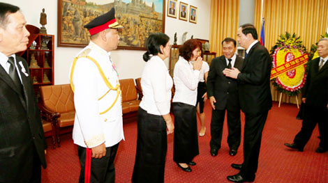 Đoàn đại biểu cấp cao Bộ Công an viếng Samdech Chea Sim