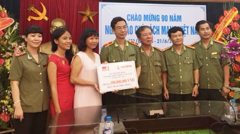 Tập đoàn Home Credit thông qua Báo CAND ủng hộ 100.000.000đ cho học sinh nghèo tỉnh Điện Biên