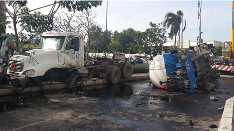 Xe bồn phóng nhanh tông giải phân cách lật giữa đường