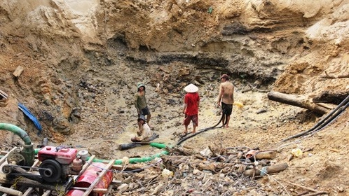 Dùng thuốc nổ phá hủy các hầm vàng trái phép