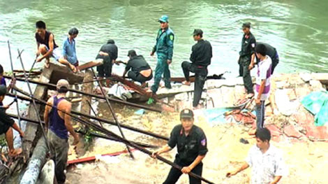 Sạt lở bờ sông, 5 căn nhà bị sụp buộc di dời khẩn cấp