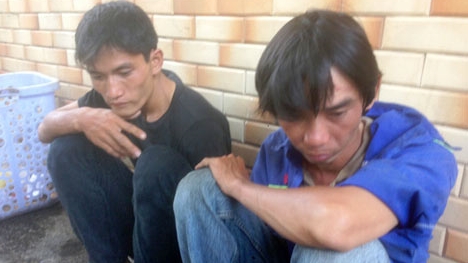 CSGT bắt hai đối tượng nghiện bẻ kính xe Audi