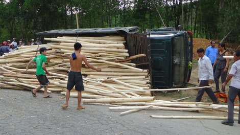 Chở quá tải, ô tô chở gỗ bị lật
