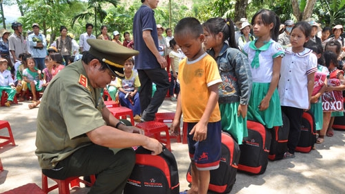 Chắp cánh ước mơ nuôi 'con chữ' cho các em nhỏ vùng cao gian khó