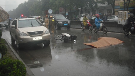 Truy tìm tài xế ôtô  gây tai nạn chết người