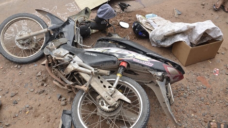 Bỏ chạy, 1 người buôn lậu thuốc lá ngã xe tử vong