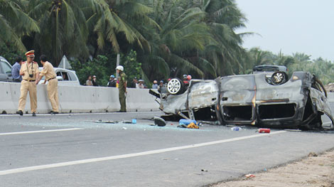 Cháy xe cấp cứu, bệnh nhi chết trên đường đi chữa ung thư