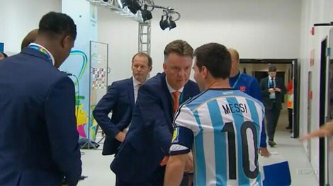 Đến lượt Luis van Gaal an ủi Messi