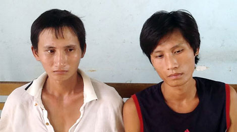 Lấy nắp cống ga thoát nước trên đường cao tốc, bán sắt vụn