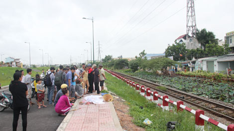 Rửa rau muống sát đường ray, một phụ nữ bị xe lửa tông tử vong