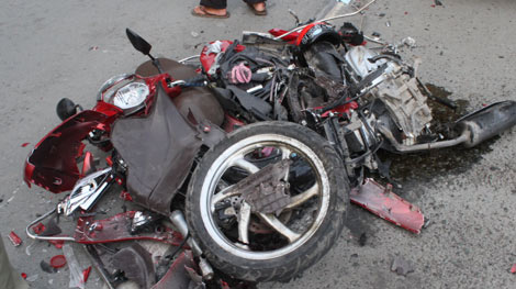 Ừn ứ giao thông vì xe đầu kéo cán nát vụn xe gắn máy