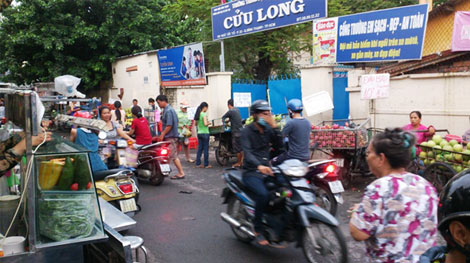 Thiếu quan sát, một thanh niên đâm vào xe tải tử vong