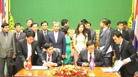 Nhóm công tác liên hợp Việt Nam-Campuchia thị sát khu vực xảy ra xô xát