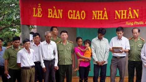 Tặng ‘Nhà nhân ái’ cho đồng bào nghèo