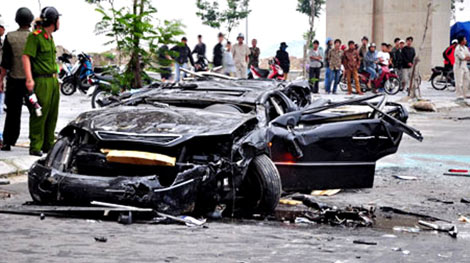 Ô tô lại "thổi bay" 2 người đi xe máy trên cầu Thuận Phước