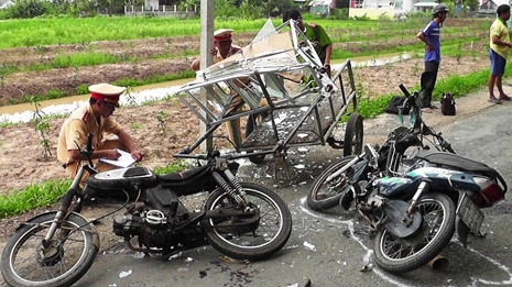 Va chạm với xe môtô chở hàng cồng kềnh, một người chết