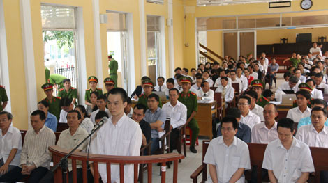 Hàng loạt cán bộ ngân hàng hầu tòa vì liên quan đến vụ lừa đảo 'khủng'