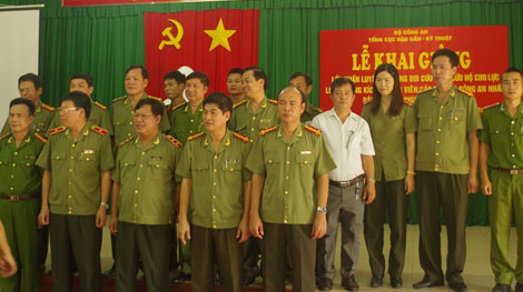 Huấn luyện kỹ năng bơi cứu hộ, cứu nạn cho lực lượng xung kích dự bị