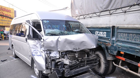 7 ô tô dồn cục sau tai nạn, QL1A ùn tắc kéo dài