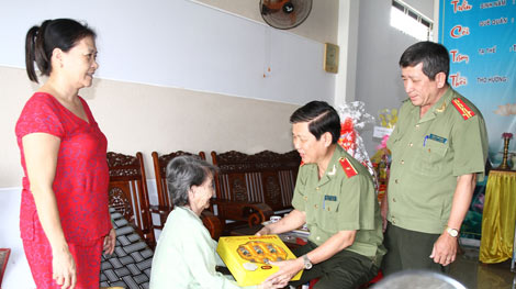 Thăm gia đình chính sách và gặp gỡ con liệt sỹ CAND trên địa bàn TP Đà Nẵng