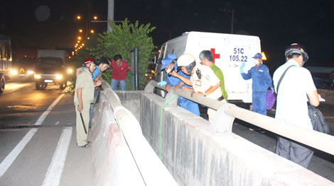 Quốc lộ 1 ùn tắc vì xác một thanh niên treo cổ tự vẫn