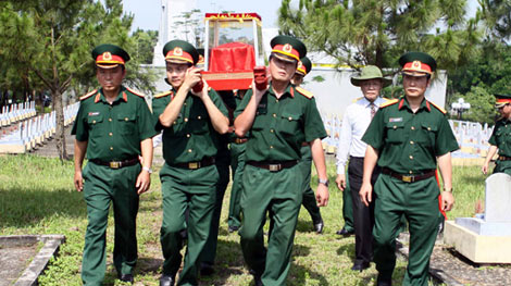 Truy điệu, an táng 32 hài cốt liệt sỹ Quân tình nguyện Việt Nam tại Campuchia