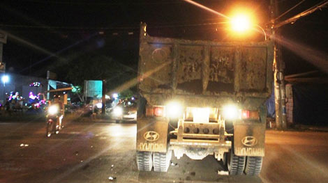 Xe ben cuốn xe gắn máy, hai người tử vong