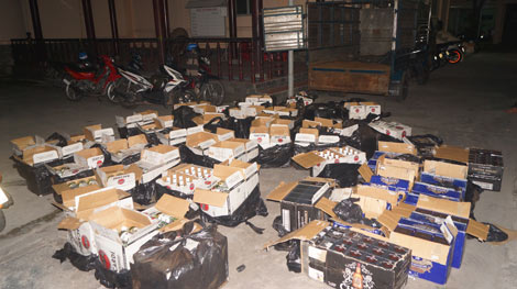 Kiểm tra xe tải, phát hiện hơn 1.000 chai rượu ngoại nhập lậu