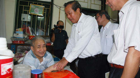 Tặng quà tại Trung tâm Điều dưỡng thương binh Thuận Thành