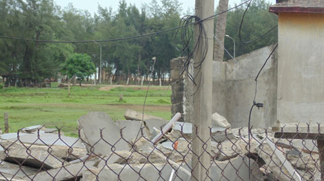 Tường nhà bất ngờ đổ sập, hai người thương vong