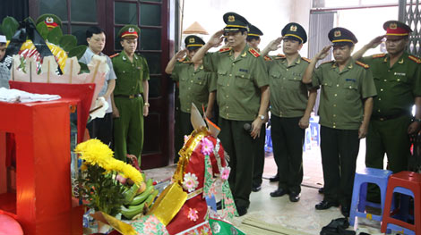 Thương tiếc 3 chiến sĩ Công an tử nạn trên đường làm nhiệm vụ