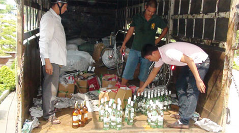 Xe tải chở số lượng lớn rượu ngoại, thuốc lá lậu