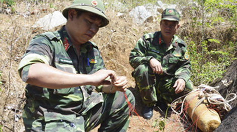 Tiêu hủy một quả bom sót lại sau chiến tranh