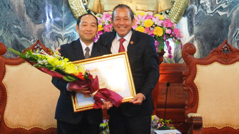 Trao Kỷ niệm chương tặng đồng chí Phó Chánh án Tòa án nhân dân tối cao Lào