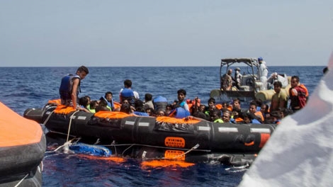 Lật thuyền chở 700 người trên Địa Trung Hải