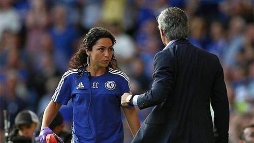 Mourinho nổi cáu với... nữ bác sĩ