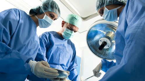 Cứu sống người đàn ông cắt lìa khí quản để tự tử