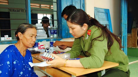 Khám bệnh, cấp phát thuốc và tặng quà cho hơn 400 người nghèo